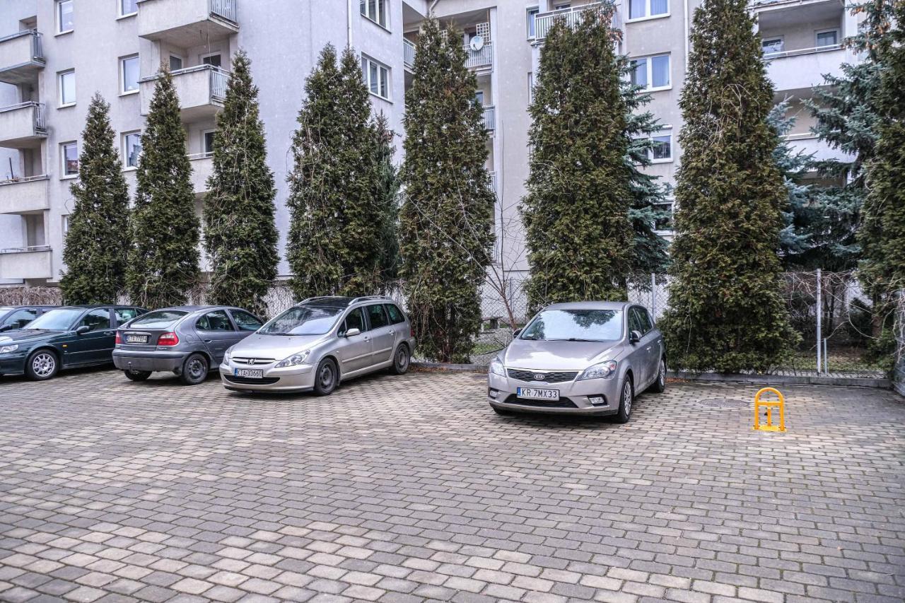 Bronowicka Premium Apartment - 52M2 With Private Parking Krakow Luaran gambar